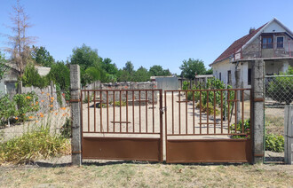 Eladó Zárt kert
