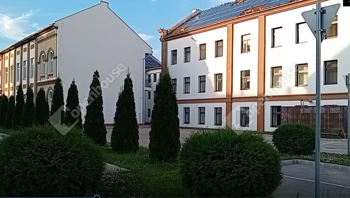 14. kép | Zöldövezet a parkolók között | Kiadó Iroda, Miskolc (#175123)
