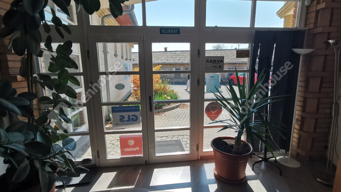 4. kép | Bejárat | Kiadó Üzlethelyiség, Székesfehérvár (#180891)