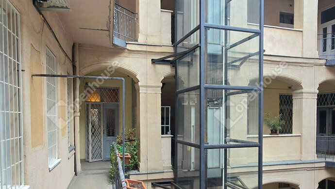 6. kép | Rendezett belső udvar, lift | Eladó Társasházi lakás, Budapest VI. Ker. (#179612)