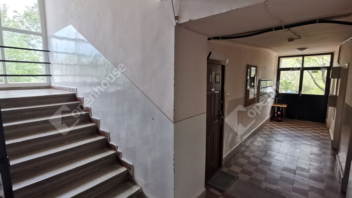 8. kép | Lépcsőház | Eladó Társasházi lakás, Pétfürdő (#181363)