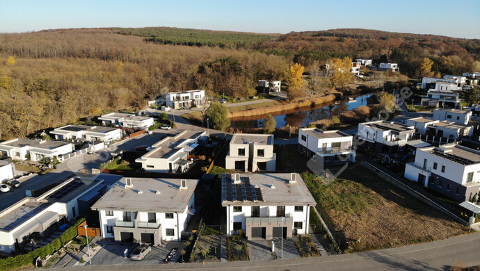 8. kép | A villapark a házzal | Eladó Ikerház, Mogyoród (#178276)