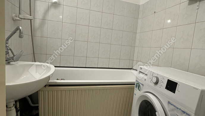 6. kép | fürdőkáddal | Eladó Társasházi lakás, Székesfehérvár (#179888)