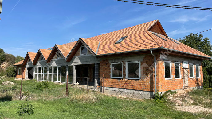 0. kép | Eladó négy lakás, két üzlethelyiség egyben, Pétfürdő | Eladó Családi ház, Pétfürdő (#159023)