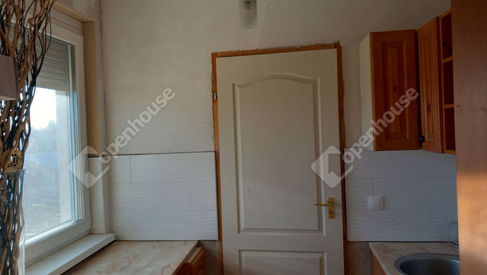 13. kép | konyhából nyílik a fürdő az emeleten | Eladó Családi ház, Cserkeszőlő (#173089)