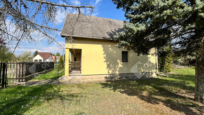 6. kép | Udvar, ház oldalról | Eladó Nyaraló, Mezőcsát (#181158)