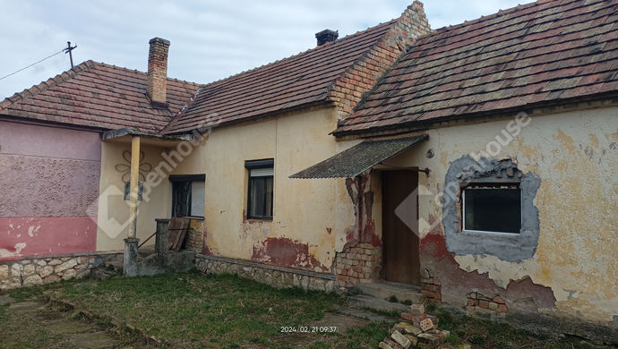 0. kép | A ház oldalról | Eladó Családi ház, Bakonyszentiván (#167122)