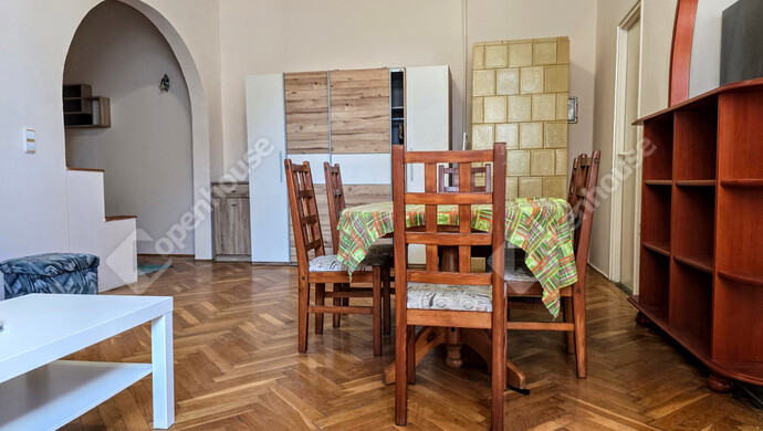 13. kép | Nappali a cserépkályhával | Eladó Társasházi lakás, Budapest VI. Ker. (#182672)