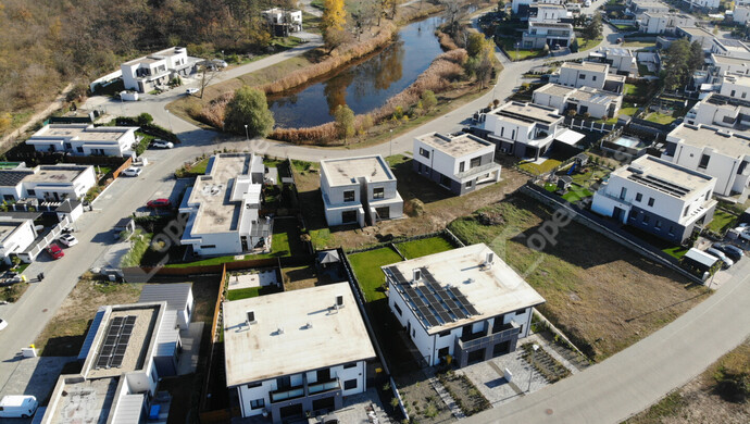 5. kép | A villapark a tóval | Eladó Ikerház, Mogyoród (#178276)