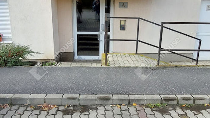 20. kép | Lépcsőházi bejárat | Eladó Társasházi lakás, Zalaegerszeg (#166459)