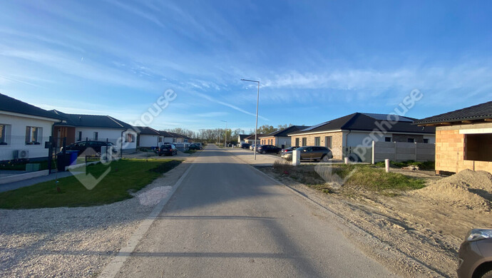 5. kép | Utcakép 2026. április 04. | Eladó Ikerház, Hédervár (#168718)