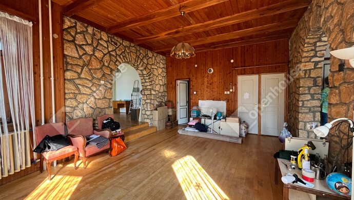 17. kép | Földszint nappali 2 - lépcsőház és fürdő bejárat | Eladó Családi ház, Harsány (#176944)