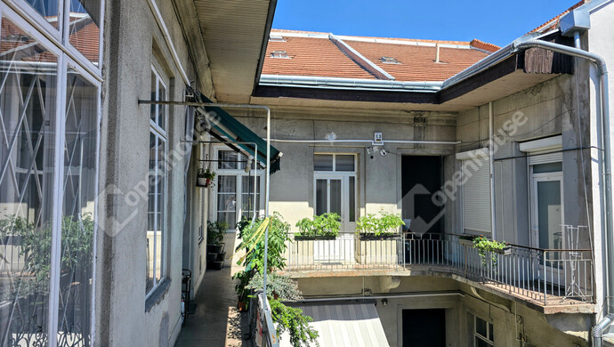 2. kép | A lakás a körfolyosóról | Eladó Társasházi lakás, Budapest VI. Ker. (#182672)