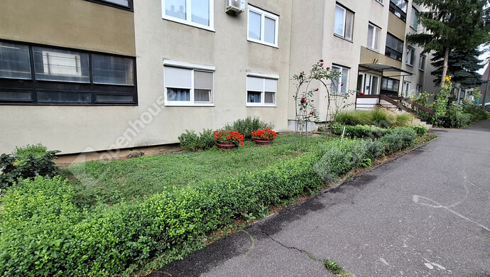 13. kép | Előkert | Eladó Társasházi lakás, Sárospatak (#176961)