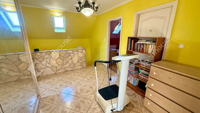 8. kép | emlelet közlekedő | Eladó Társasházi lakás, Üllő (#178213)