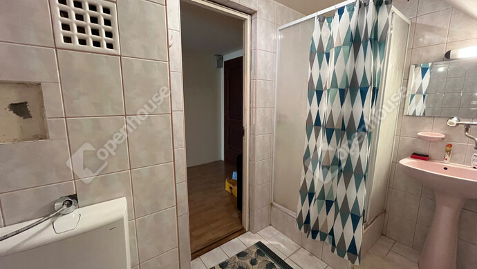 33. kép | Tetőtér fürdőszoba | Eladó Családi ház, Harsány (#176944)