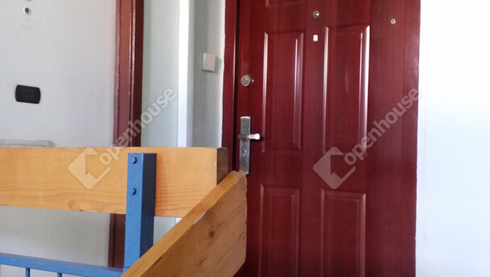 2. kép | BEJÁRATI AJT /BIZTONSÁGI AJTÓ/ | Kiadó Társasházi lakás, Szeged (#176628)