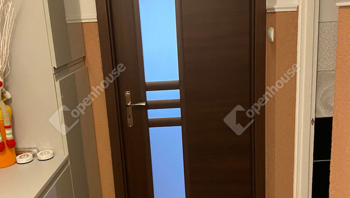8. kép | a hálószoba ajtó | Eladó Társasházi lakás, Tatabánya (#157384)
