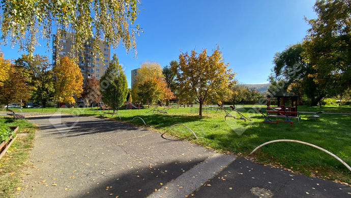 18. kép | A ház előtti park | Eladó Társasházi lakás, Miskolc (#171830)