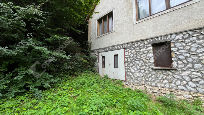 9. kép | Garázs bejárat az udvar felől | Eladó Családi ház, Miskolc (#176394)