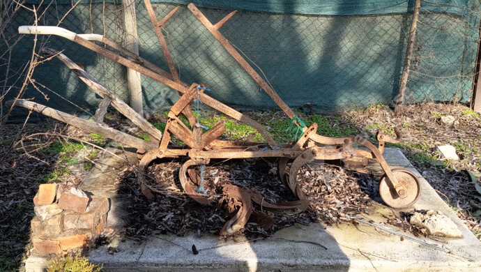 16. kép | Régi földműveléshez használt kézi eke | Eladó Nyaraló, Szeged (#179659)