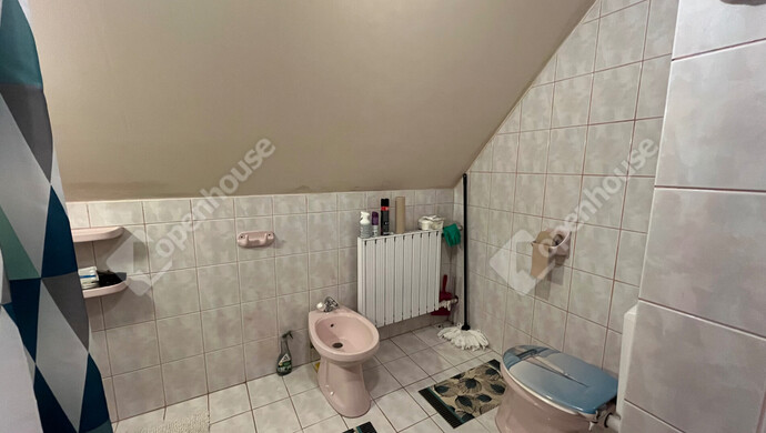 30. kép | Tetőtér fürdőszoba | Eladó Családi ház, Harsány (#176944)