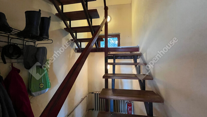 32. kép | Lépcső a földszinti emeletről nézve | Eladó Családi ház, Harsány (#176944)