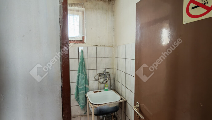 31. kép | bolt mosdó | Eladó Családi ház, Sajószentpéter (#179970)