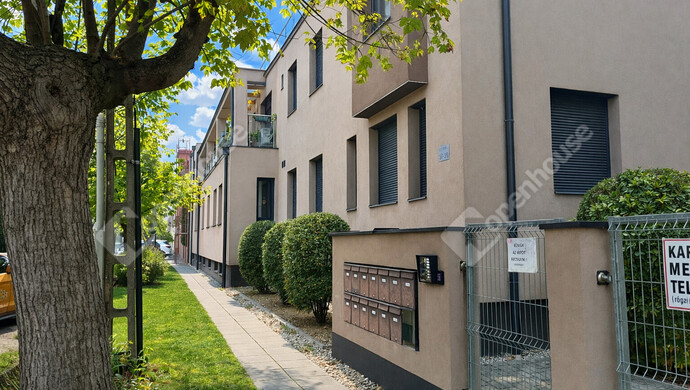 1. kép | Utcafront | Eladó Társasházi lakás, Székesfehérvár (#180122)