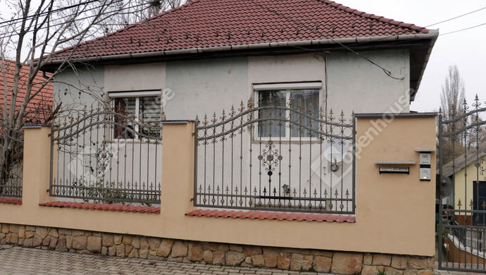 0. kép | Utcafront a felújított kerítéssel | Eladó Családi ház, Pomáz (#159570)