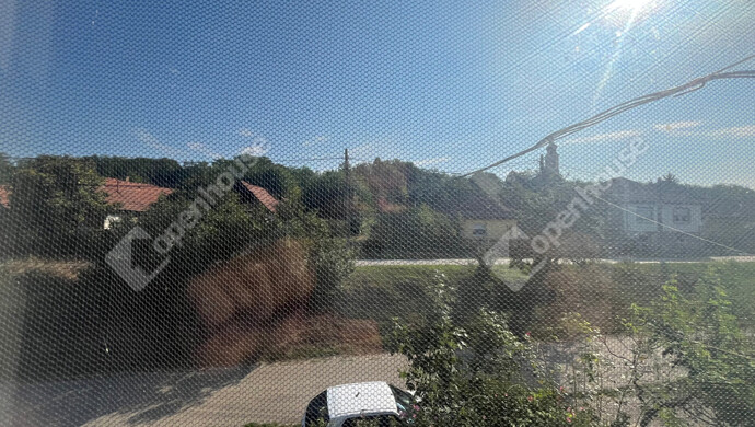 27. kép | Tetőtér szoba 1 - ablak kilátás | Eladó Családi ház, Harsány (#176944)