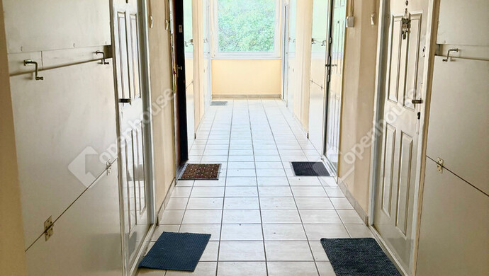 4. kép | Lépcsőház belső | Eladó Társasházi lakás, Tatabánya (#177100)