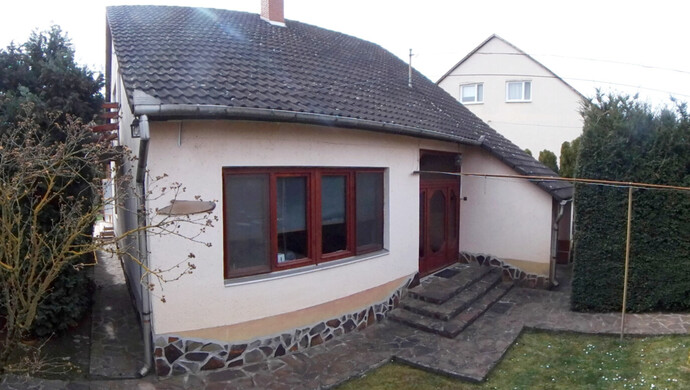 9. kép | Előkert | Eladó Családi ház, Tiszaújváros (#180798)